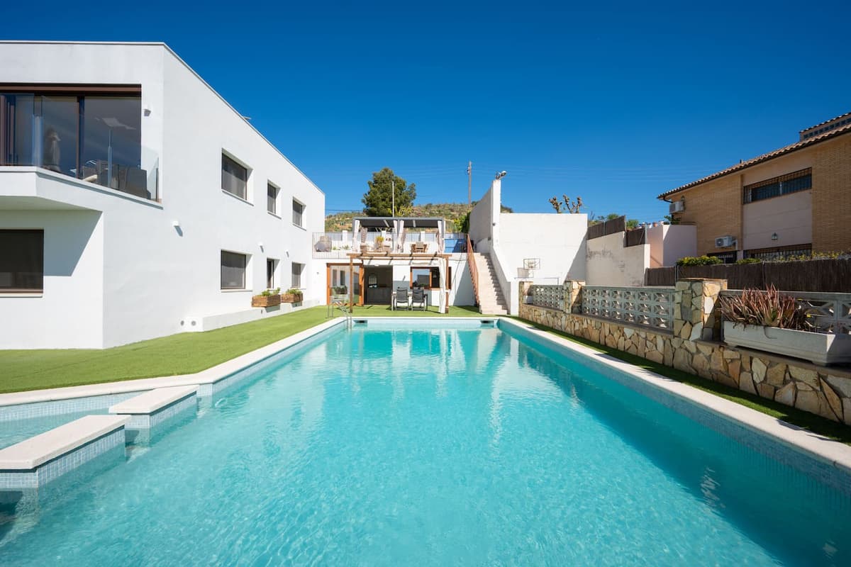 Bonita casa con piscina junto Barcelona Centro